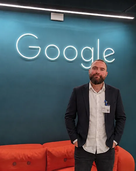 Daniel Espinosa Ramos en las oficinas de Google